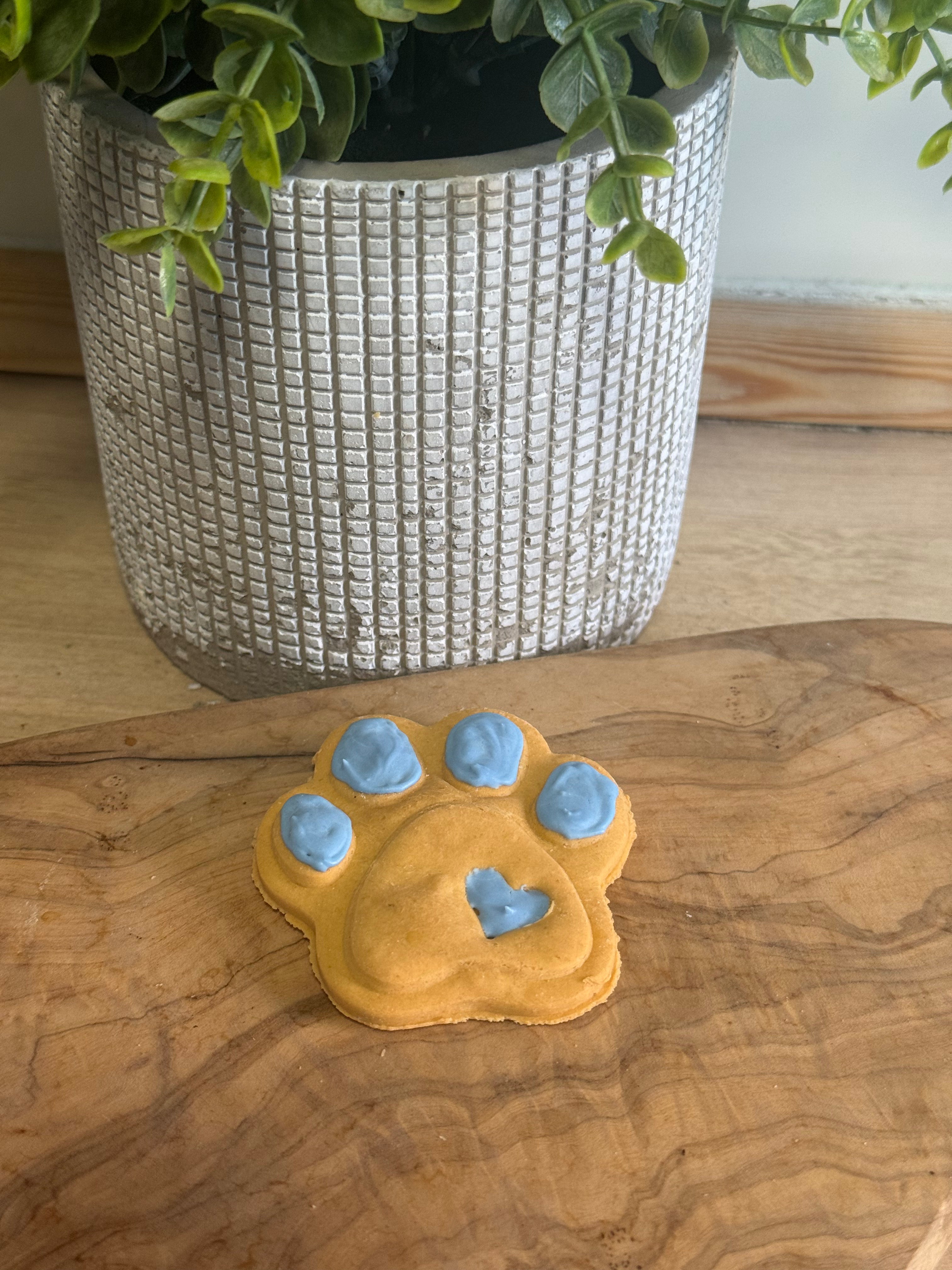Blue cheesy paw biscuit