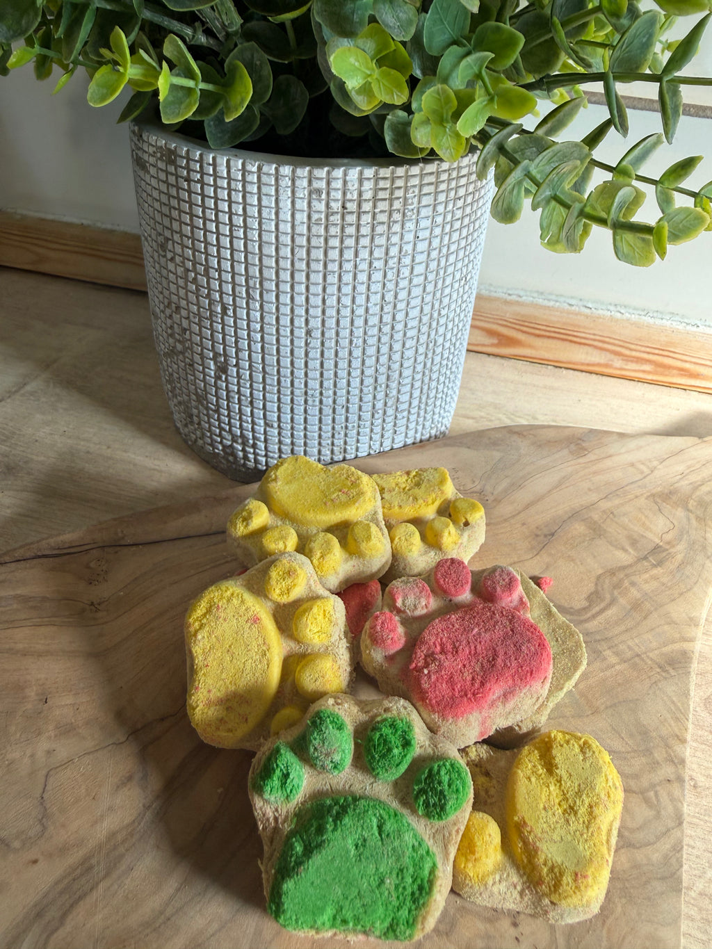 Paw shaped freeze dried chicken